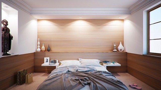 Czy lepiej wybrać łóżko tapicerowane, czy drewniane?