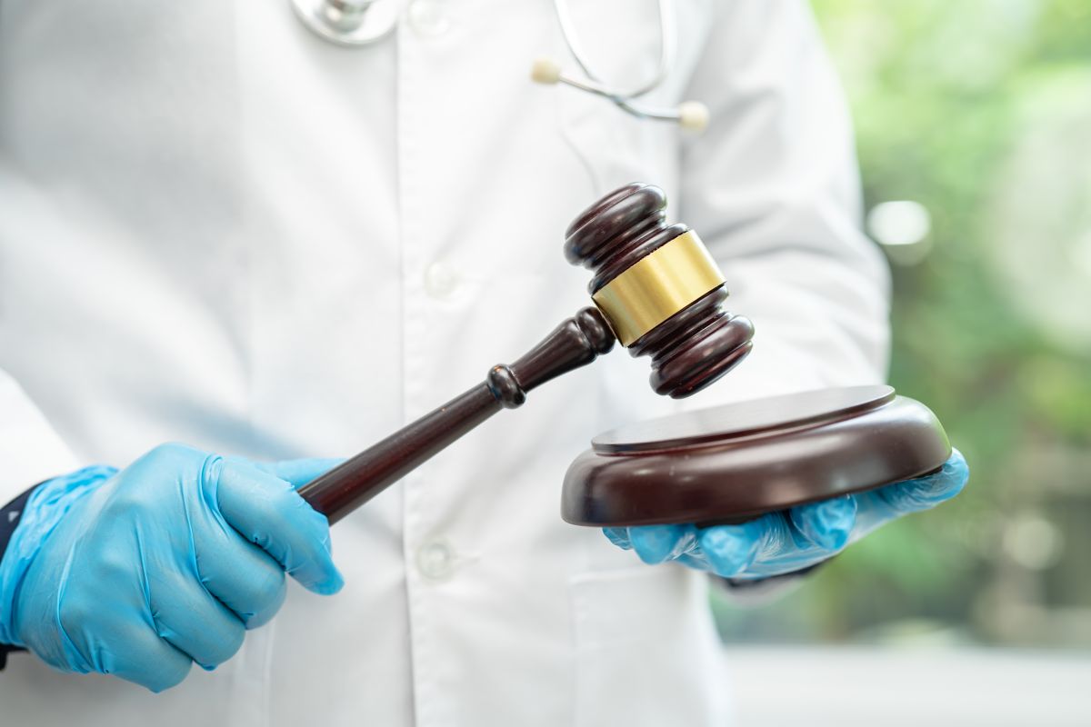 Porady Prawne dla Lekarzy: Jak Chronić Siebie i Swoją Praktykę Medyczną